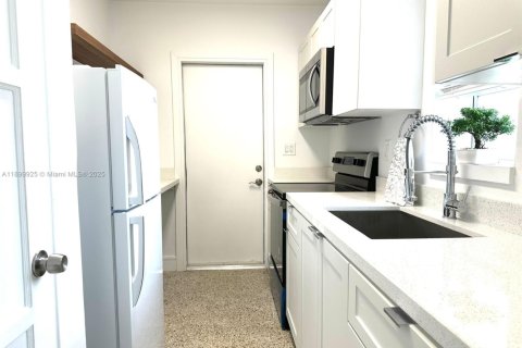 House in Fort Lauderdale, Florida 1 bedroom, 52.03 sq.m. № 1952508 - photo 6