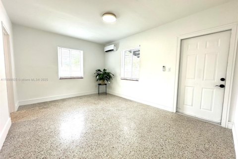 House in Fort Lauderdale, Florida 1 bedroom, 52.03 sq.m. № 1952508 - photo 5