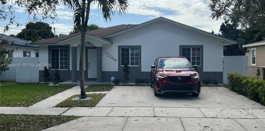 Дом в Майами, Флорида 4 спальни, 145.39м2 № 2004438