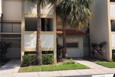Condo in Sunrise, Florida, 2 bedrooms  № 1945603 - photo 2