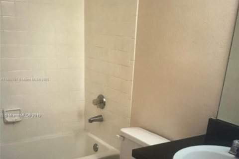 Condo in Sunrise, Florida, 2 bedrooms  № 1945603 - photo 16