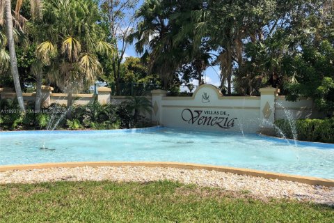 Condo in Sunrise, Florida, 2 bedrooms  № 1945603 - photo 9