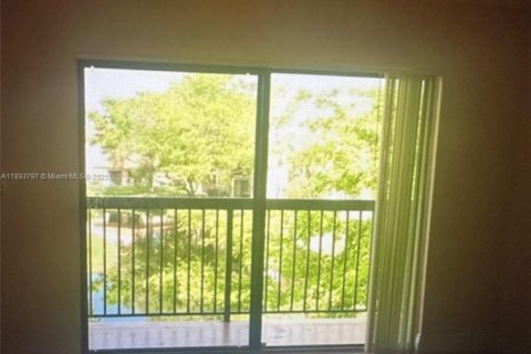 Condo in Sunrise, Florida, 2 bedrooms  № 1945603 - photo 15