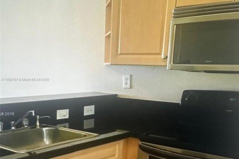 Condo in Sunrise, Florida, 2 bedrooms  № 1945603 - photo 13