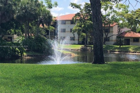 Condo in Sunrise, Florida, 2 bedrooms  № 1945603 - photo 8