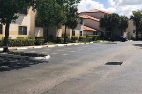 Condo in Sunrise, Florida, 2 bedrooms  № 1945603 - photo 3