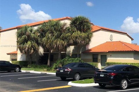 Condo in Sunrise, Florida, 2 bedrooms  № 1945603 - photo 4