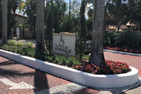 Condo in Sunrise, Florida, 2 bedrooms  № 1945603 - photo 11