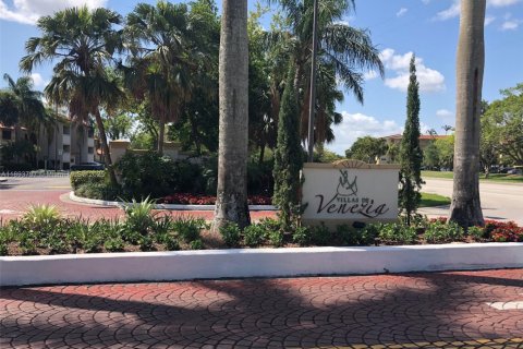 Condo in Sunrise, Florida, 2 bedrooms  № 1945603 - photo 10