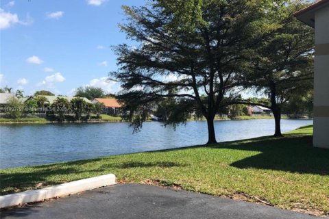Condo in Sunrise, Florida, 2 bedrooms  № 1945603 - photo 6