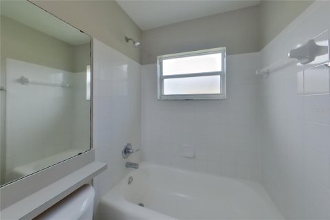 House in Lakeland, Florida 3 bedrooms, 104.79 sq.m. № 2220079 - photo 14