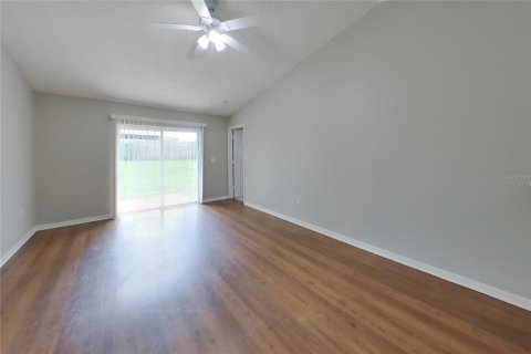 House in Lakeland, Florida 3 bedrooms, 104.79 sq.m. № 2220079 - photo 2