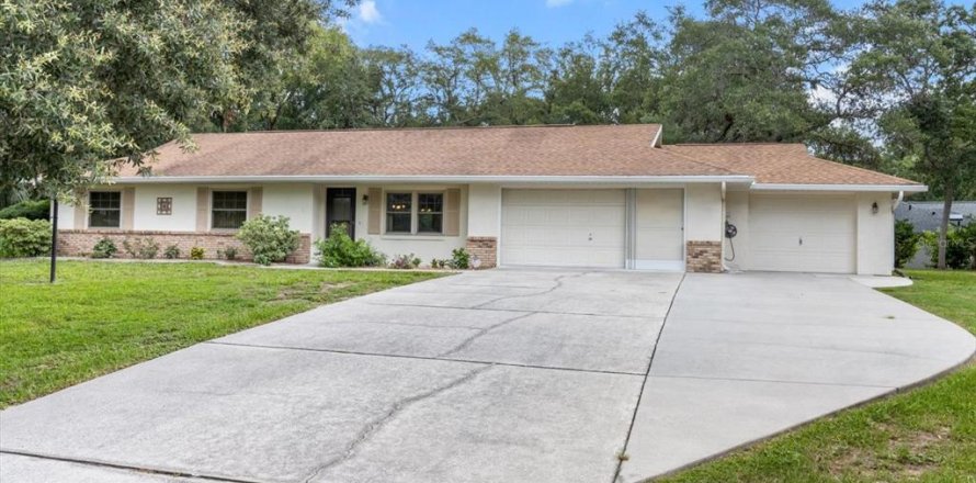 House in Inverness, Florida 3 bedrooms, 116.69 sq.m. № 1796919