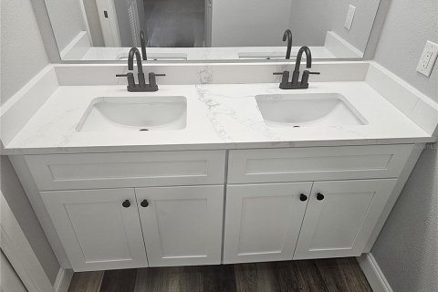 Condo in Sarasota, Florida, 2 bedrooms  № 2321267 - photo 12
