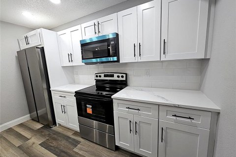 Condo in Sarasota, Florida, 2 bedrooms  № 2321267 - photo 7