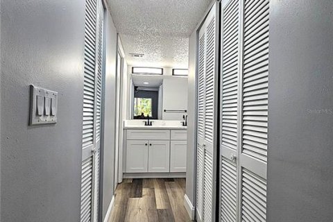 Condo in Sarasota, Florida, 2 bedrooms  № 2321267 - photo 11