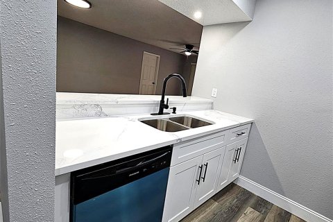 Condo in Sarasota, Florida, 2 bedrooms  № 2321267 - photo 8
