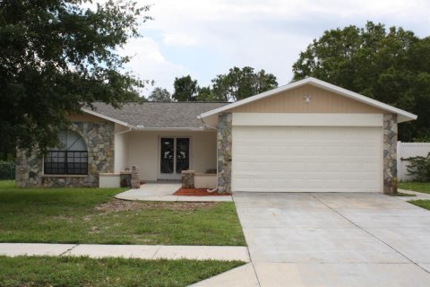 House in New Port Richey, Florida 3 bedrooms, 134.52 sq.m. № 1905683 - photo 1