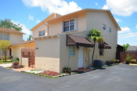 Touwnhouse à vendre à Miami, Floride: 3 chambres, 124.86 m2 № 1708835 - photo 1