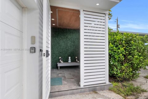 Casa en venta en Miami, Florida, 3 dormitorios, 149.11 m2 № 2382711 - foto 2