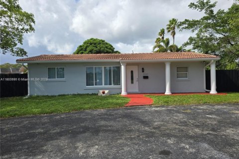 Casa en alquiler en Oakland Park, Florida, 2 dormitorios, 83.61 m2 № 1818194 - foto 1