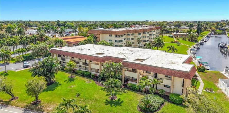 Condominio en Fort Myers, Florida, 2 dormitorios № 2212498