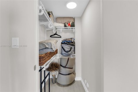 Condo in Miami, Florida, 2 bedrooms № 2075018 - photo 24