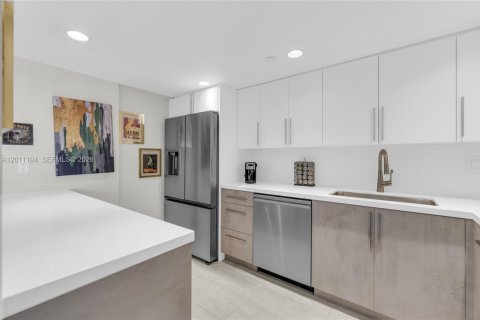 Condo in Miami, Florida, 2 bedrooms № 2075018 - photo 14