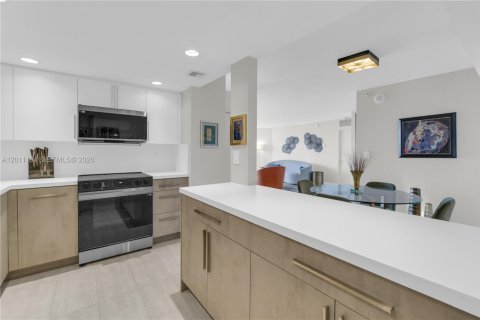 Condo in Miami, Florida, 2 bedrooms № 2075018 - photo 11