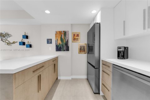 Condo in Miami, Florida, 2 bedrooms № 2075018 - photo 13