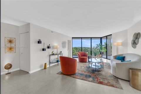 Condo in Miami, Florida, 2 bedrooms № 2075018 - photo 2