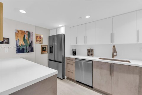 Condo in Miami, Florida, 2 bedrooms № 2075018 - photo 10
