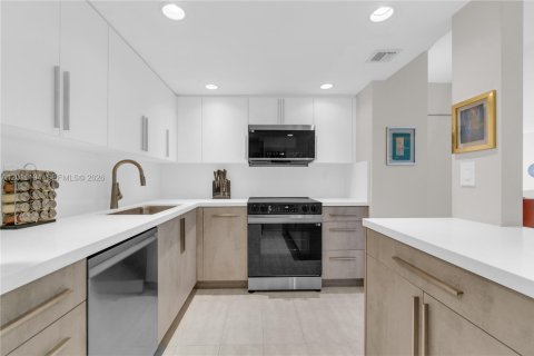 Condo in Miami, Florida, 2 bedrooms № 2075018 - photo 12