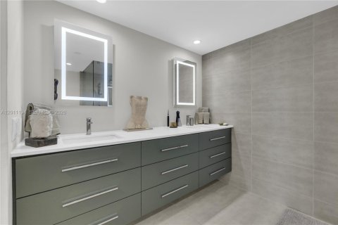 Condo in Miami, Florida, 2 bedrooms № 2075018 - photo 18