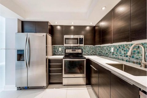 Снять в аренду кондоминиум в Авентура, Флорида 2 спальни, 102.56м2, № 1949187 - фото 1