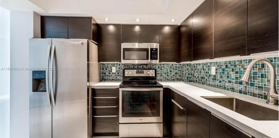 Кондоминиум с 2 спальнями в Авентура, Флорида № 1949187