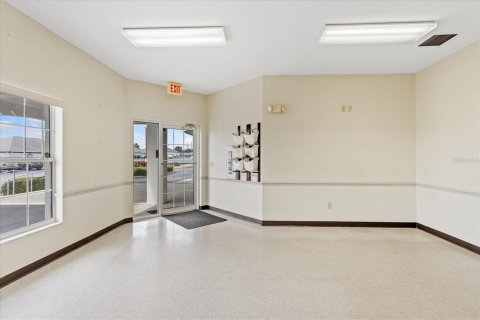 Propiedad comercial en alquiler en Davenport, Florida, 279.17 m2 № 1670089 - foto 4