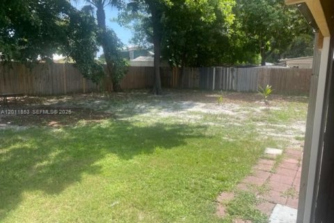 Commercial property in Oakland Park, Florida 134.99 sq.m. № 2074885 - photo 12