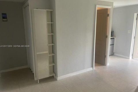 Commercial property in Oakland Park, Florida 134.99 sq.m. № 2074885 - photo 8