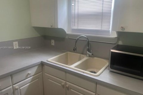Commercial property in Oakland Park, Florida 134.99 sq.m. № 2074885 - photo 18