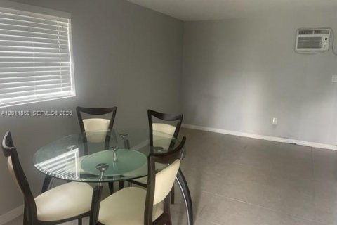 Commercial property in Oakland Park, Florida 134.99 sq.m. № 2074885 - photo 3