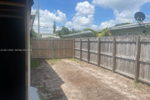 Commercial property in Oakland Park, Florida 134.99 sq.m. № 2074885 - photo 15