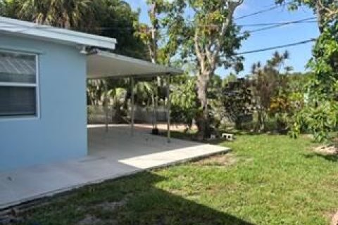 Villa ou maison à louer à Palm Springs, Floride: 3 chambres, 136.47 m2 № 2261702 - photo 2
