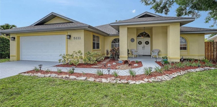 House in Bradenton, Florida 3 bedrooms, 165.18 sq.m. № 1881185