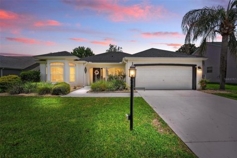 House in Lady Lake, Florida 3 bedrooms, 191.19 sq.m. № 2285672