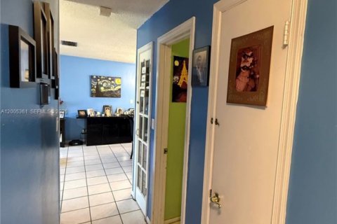 House in North Lauderdale, Florida 3 bedrooms, 100.98 sq.m. № 2069490 - photo 11