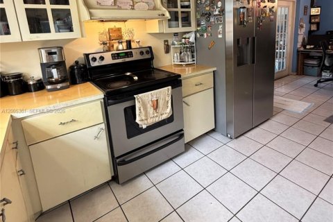 House in North Lauderdale, Florida 3 bedrooms, 100.98 sq.m. № 2069490 - photo 7