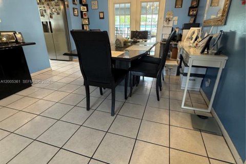 House in North Lauderdale, Florida 3 bedrooms, 100.98 sq.m. № 2069490 - photo 5