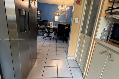 House in North Lauderdale, Florida 3 bedrooms, 100.98 sq.m. № 2069490 - photo 8