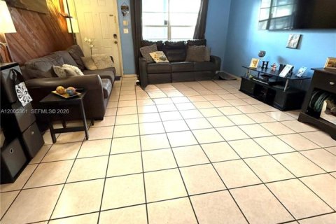 House in North Lauderdale, Florida 3 bedrooms, 100.98 sq.m. № 2069490 - photo 4